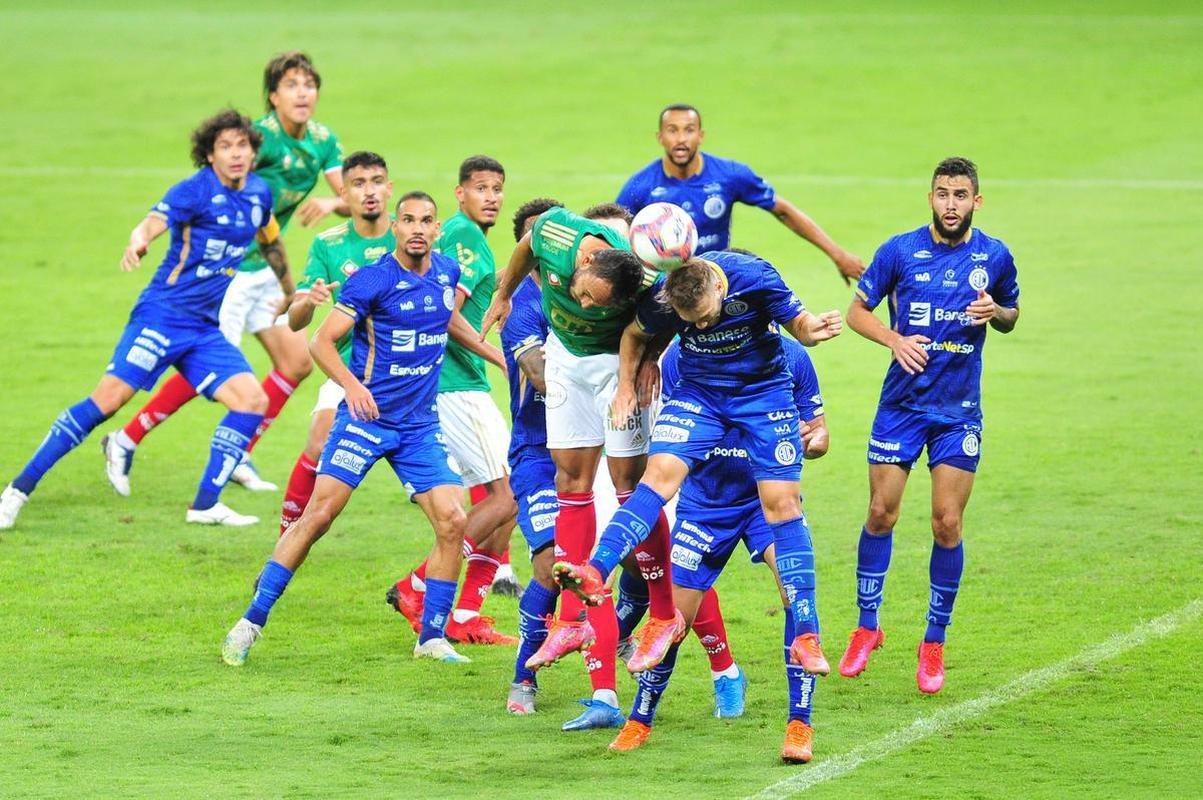 Fotos do jogo entre Cruzeiro e Confiana pela Srie B. Jogo  em Belo Horizonte marcou a volta da torcida cruzeirense ao Mineiro aps meses de ausncia devido  pandemia da COVID-19