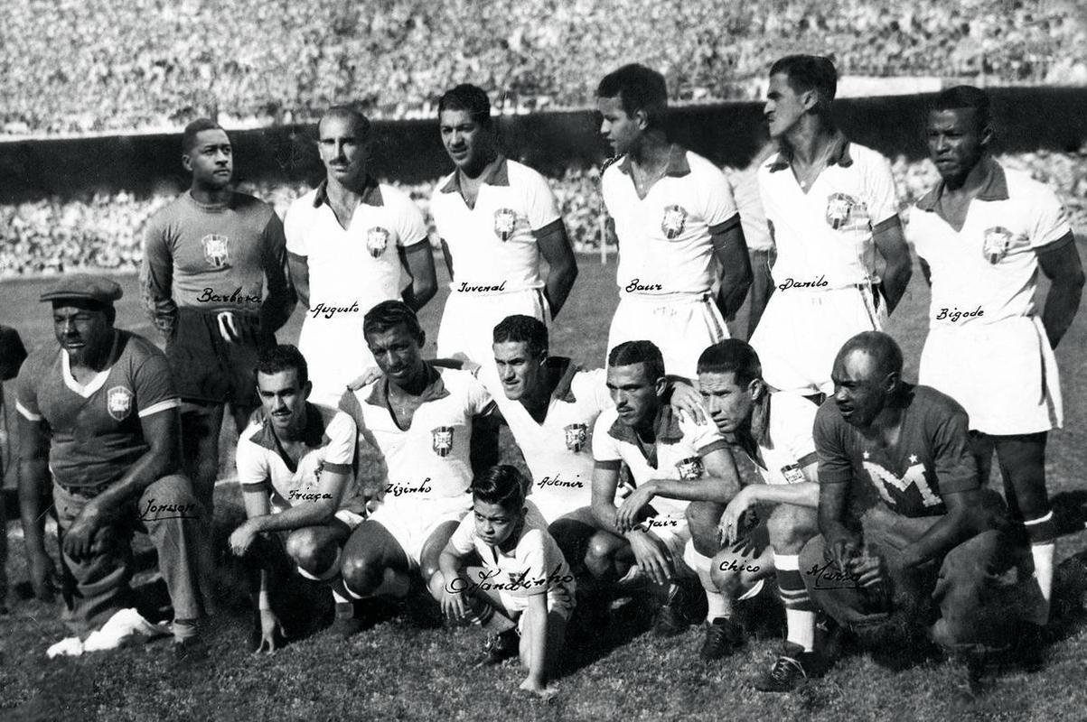 1950 - Na icnica Copa de 1950, no Brasil, a seleo vice-campe usou uniforme todo branco - sem calo azul e meio escuro - e voltou a ter golas robustas azuis na camisa