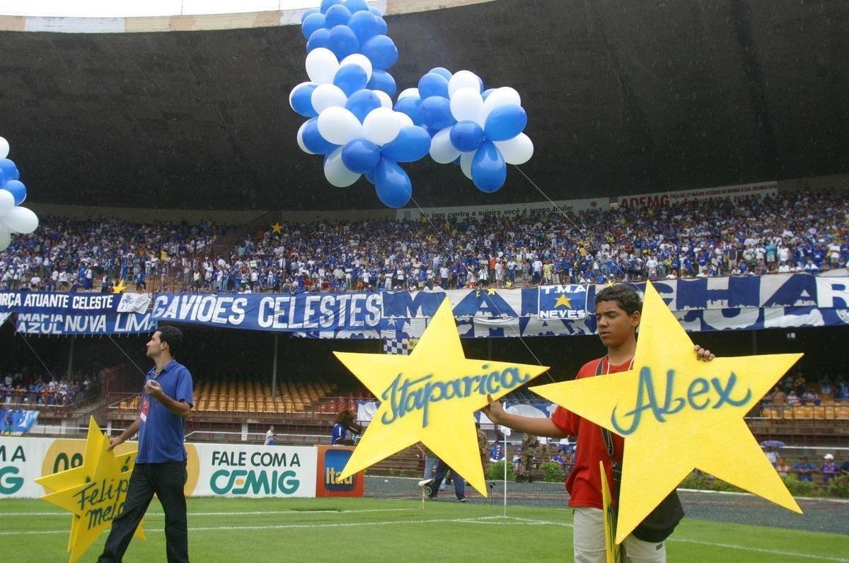Com o ttulo brasileiro confirmado, o Cruzeiro fez no dia 7 de dezembro de 2003 o jogo da taa e das faixas contra o Fluminense, no Mineiro. Com show de Alex, autor de dois gols, o time celeste goleou os cariocas por 5 a 2 e promoveu nova festa da torcida azul em Belo Horizonte. Jogadores finalmente ergueram a taa oficial do Campeonato Brasileiro, cedida pela CBF, e deram a volta olmpica. Os campees brasileiros de 1966 tambm participaram das comemoraes no Gigante da Pampulha.