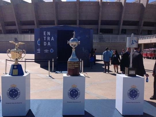 Torcedor que visitar a esplanada pode conhecer o novo manto e ainda ver algumas das taças do clube