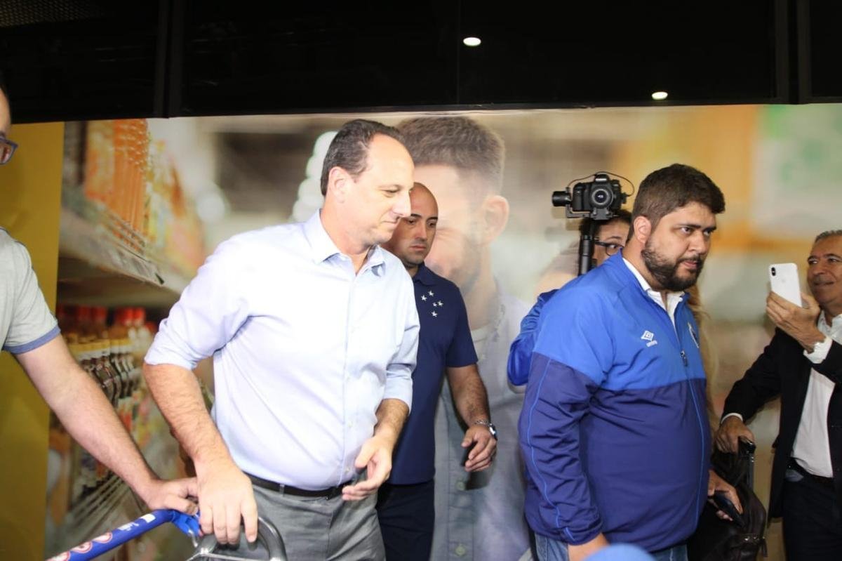 Novo treinador do Cruzeiro, Rogério Ceni desembarcou em Confins na manhã desta terça-feira e recebeu apoio de torcedores