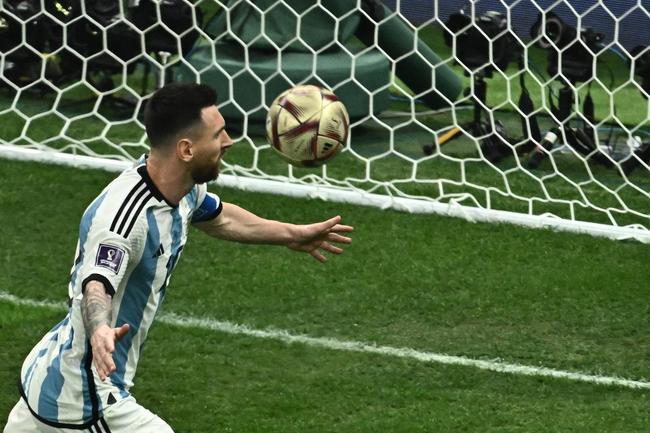Messi abriu o placar para a Argentina sobre a Frana na final da Copa do Mundo. Veja o gol de pnalti por todos os ngulos