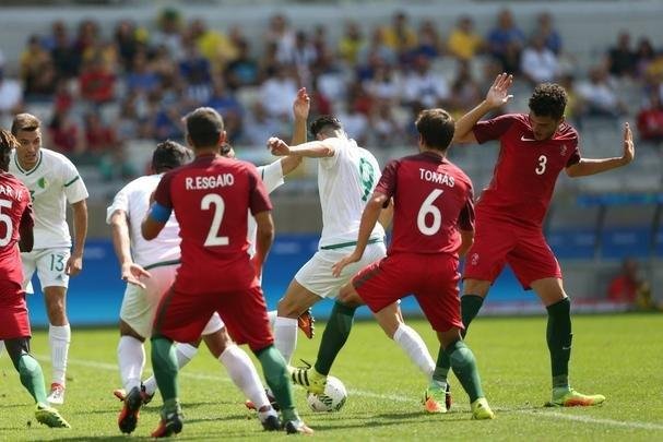 Portugal e Arglia empataram por 1 a 1 no Mineiro. Resultado fez os lusitanos avanarem s quartas de final em primeiro. Honduras passou em segundo. Surpreendentemente, Argentina est eliminada dos Jogos do Rio j na primeira fase do futebol masculino 