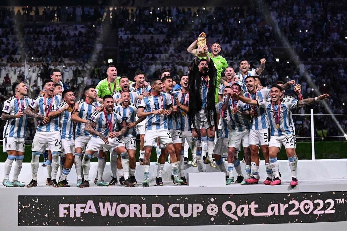 Messi ergue a taa de campeo da Copa do Mundo! Festa da Argentina no Estdio Icnico de Lusail, no Catar, com o tricampeonato mundial