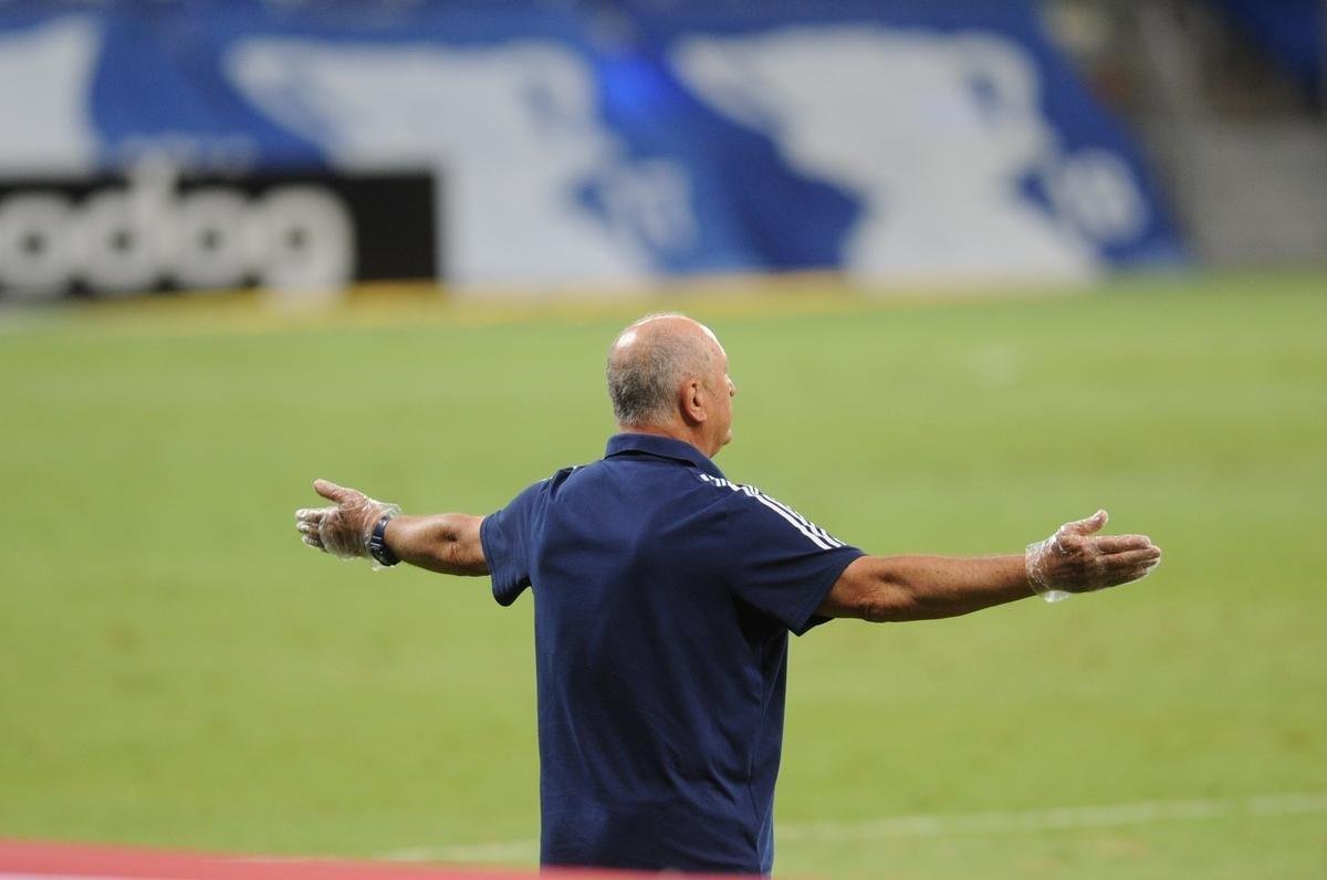 Jogo entre Cruzeiro e Figueirense, no Mineiro, em Belo Horizonte, pela 22 rodada da Srie B do Campeonato Brasileiro