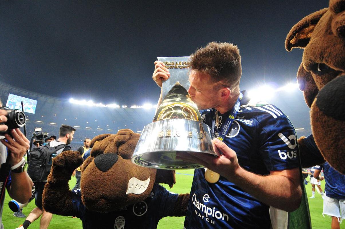 Cruzeiro levanta a taa da Srie B e faz festa no Mineiro