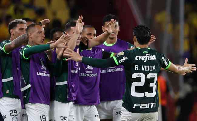 Jogadores do Palmeiras comemoram gol diante do Barcelona (EQU)