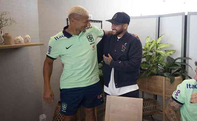 Richarlison e Neymar se cumprimentam na concentrao da Seleo Brasileira na Frana