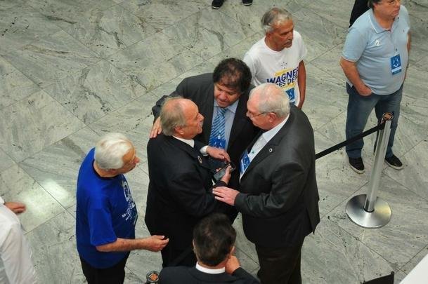 Wagner Pires de S venceu eleio com 235 votos e  o novo presidente do Cruzeiro. Ele comendar o clube no trinio 2018, 2019 e 2020. Srgio Santos Rodrigues, apoiado por Zez Perrella, ficou com 200 votos no pleito.