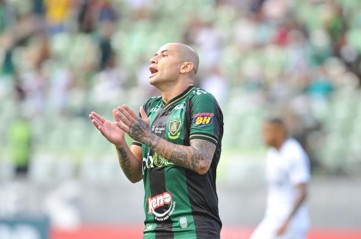 Gols de Arana e Savarino deram a vitria ao Atltico no clssico contra o Amrica pela sexta rodada do Mineiro