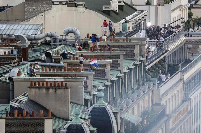 Torcedores franceses tomaram principais pontos tur�sticos e avenidas de Paris para celebrar o bi mundial