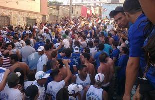 Torcids do Cruzeiro na chegada ao Independncia (Rua Ismnia Tunes, no Horto)