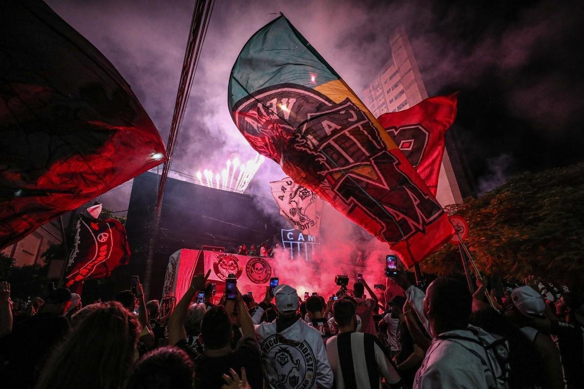 Torcedores do Atltico fizeram viglia em comemorao ao aniversrio de 114 anos do clube, na madrugada desta sexta-feira, na porta da sede de Lourdes
