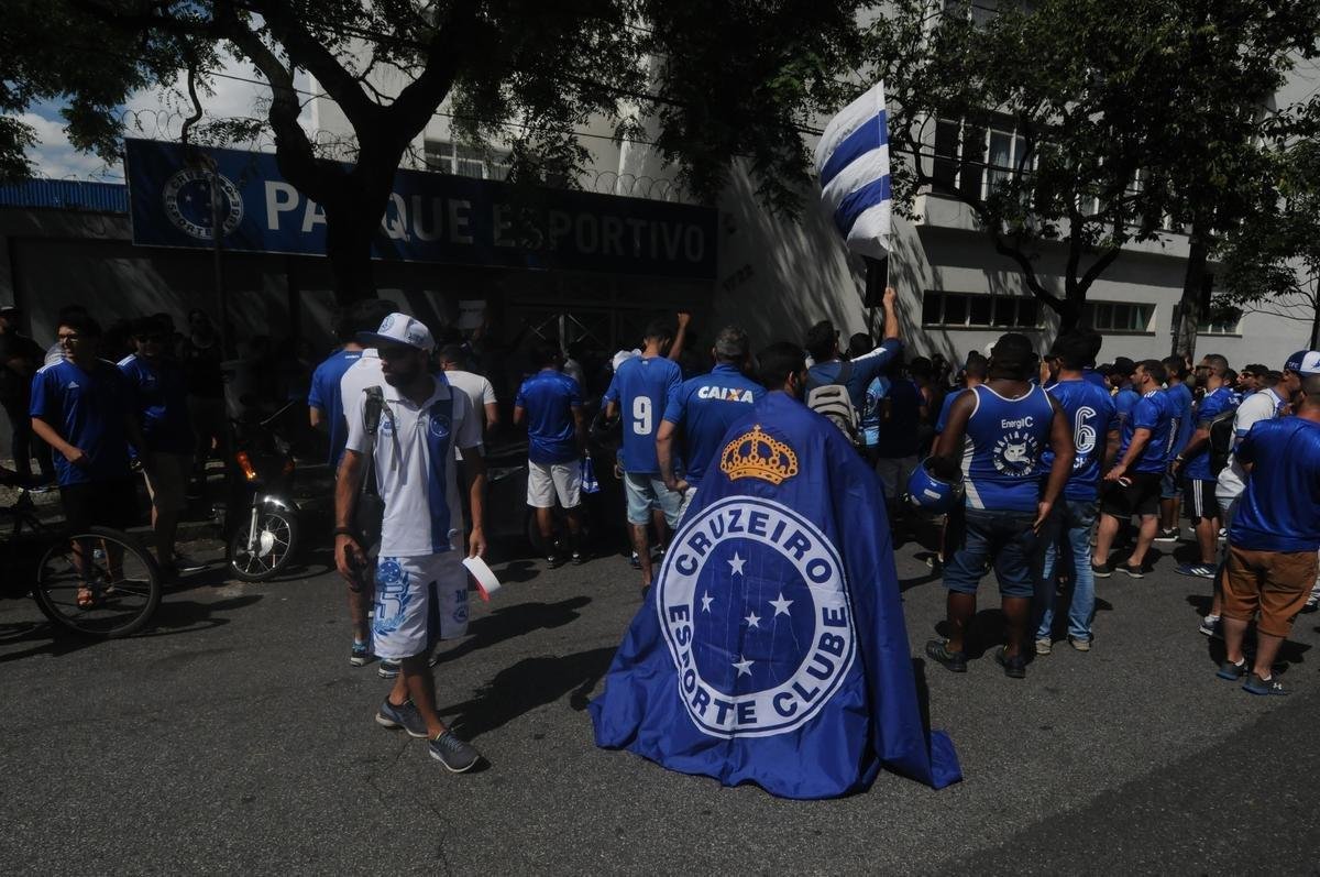 Imagens do protesto da torcida do Cruzeiro em frente ao clube social do Barro Preto