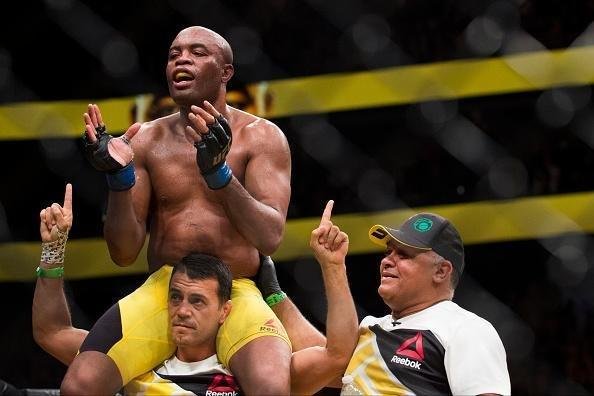 Fotos da derrota de Anderson Silva para Daniel Cormier no UFC 200