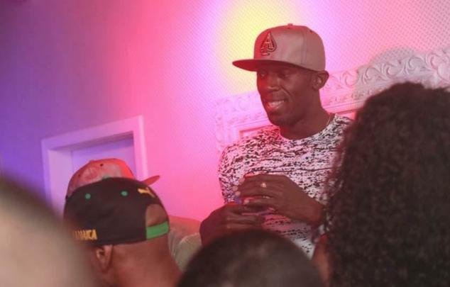 Usain Bolt comemora 30 anos de vida na balada carioca ao lado de amigos