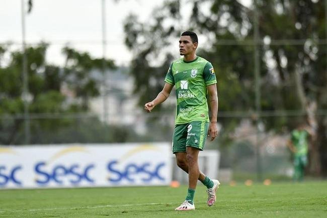 Lo Gomes: volante tem contrato por emprstimo at dezembro de 2021. Jogador tem seus direitos pertencentes ao Athletico Parananense.