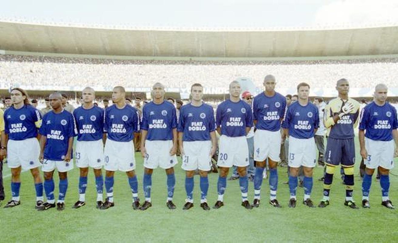 Titulares do Cruzeiro alinhados para a execuo do Hino Nacional Brasileiro