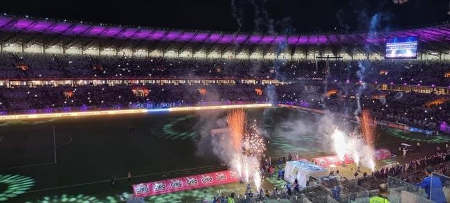 Mineiro teve show de luzes e iluminao especial antes do jogo entre Cruzeiro e Ituano pela Srie B do Campeonato Brasileiro. Estdio aderiu  campanha Outubro Rosa, de conscientizao da sociedade para a preveno do cncer de mama. Houve ainda espetculo com fogos e aes de patrocinadores do clube na esplanada para o torcedor, que festejou com o time o ttulo da Srie B do Brasileiro