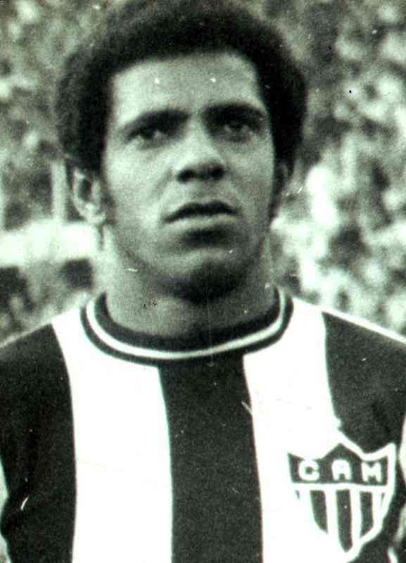 Campeonato Brasileiro de 1976 - Em jogo nico no Beira-Rio, o Atltico saiu na frente do Internacional com gol de Vantuir (foto), mas levou  a virada com gol nos acrscimos do segundo tempo. Batista e Falco marcaram para o Inter, que foi campeo sobre o Corinthians.