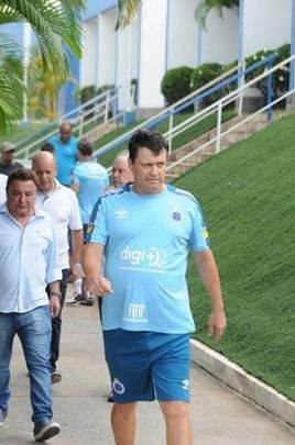 Fotos da apresentao de Adilson Batista como novo tcnico do Cruzeiro. Tcnico teve reunio com jogadores na Toca da Raposa II, falou com a imprensa e depois comandou seu primeiro treino