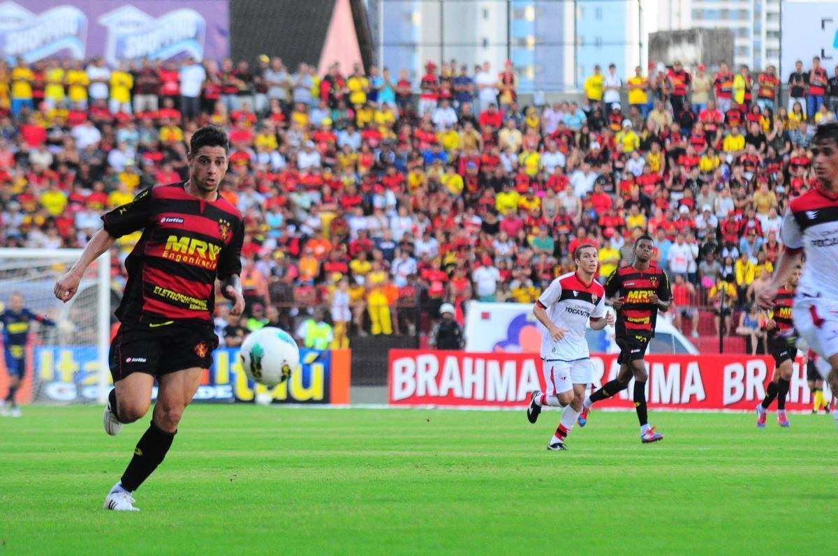 Cicinho veste o modelo de 2012 da Lotto para o Sport
