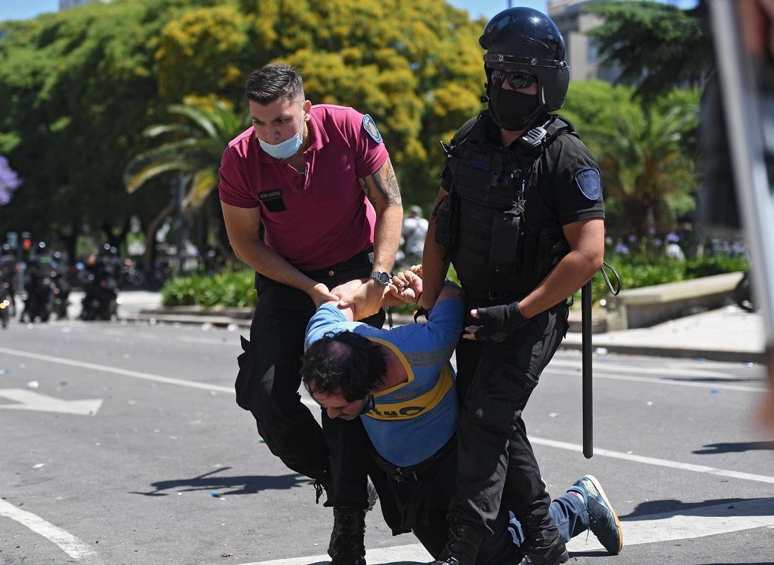 Por volta das 15h30, um tumulto obrigou a polcia a encerrar o velrio de Maradona na Casa Rosada, em Buenos Aires