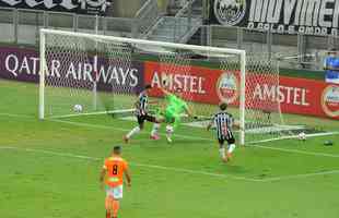 Fotos do gol de Marrony, do Atltico, sobre o La Guaira, no Mineiro