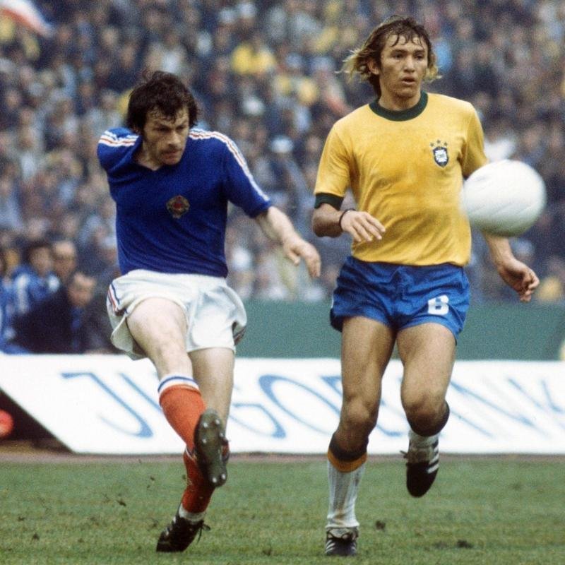 1974 - Brasil mantm o padro de 1970, com um detalhe: a adio das trs estrelas acima do escudo da Confederao Brasileira de Desportos (CBD)