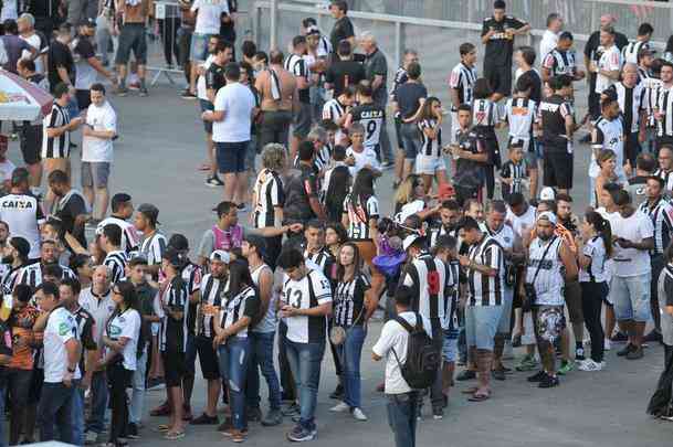 Torcedores do Atltico enfrentaram longas filas para entrar no Mineiro, por causa de problema no sistema do programa Galo na Veia