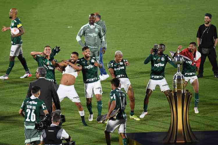 Fotos: festa dos jogadores do Palmeiras com a taça da Libertadores