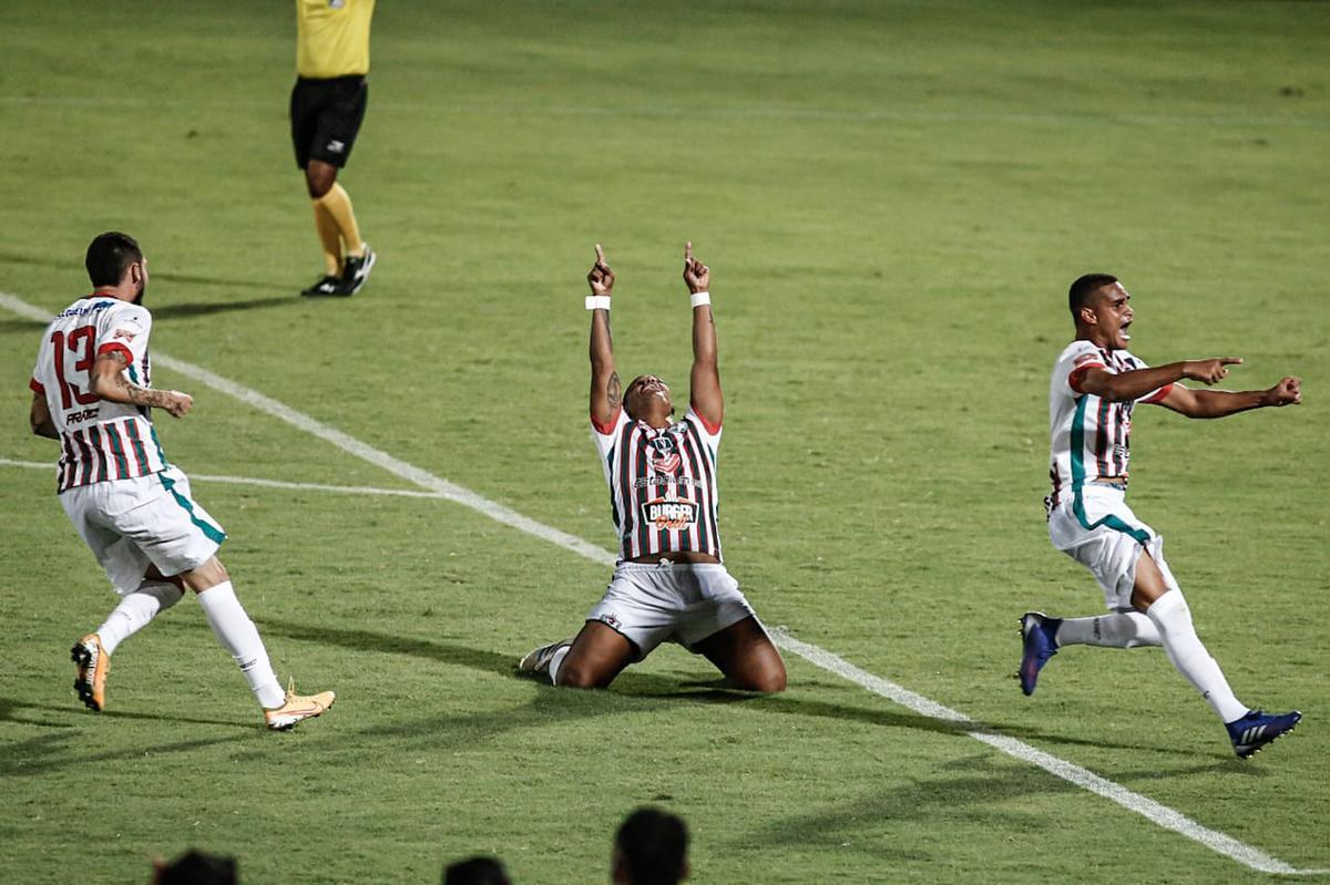 Após empatar em 0 a 0 contra o Santa Cruz, no Arruda, o Salgueiro bateu a Cobra Coral nos pênaltis e garantiu o primeiro título Estadual para o interior pernambucano