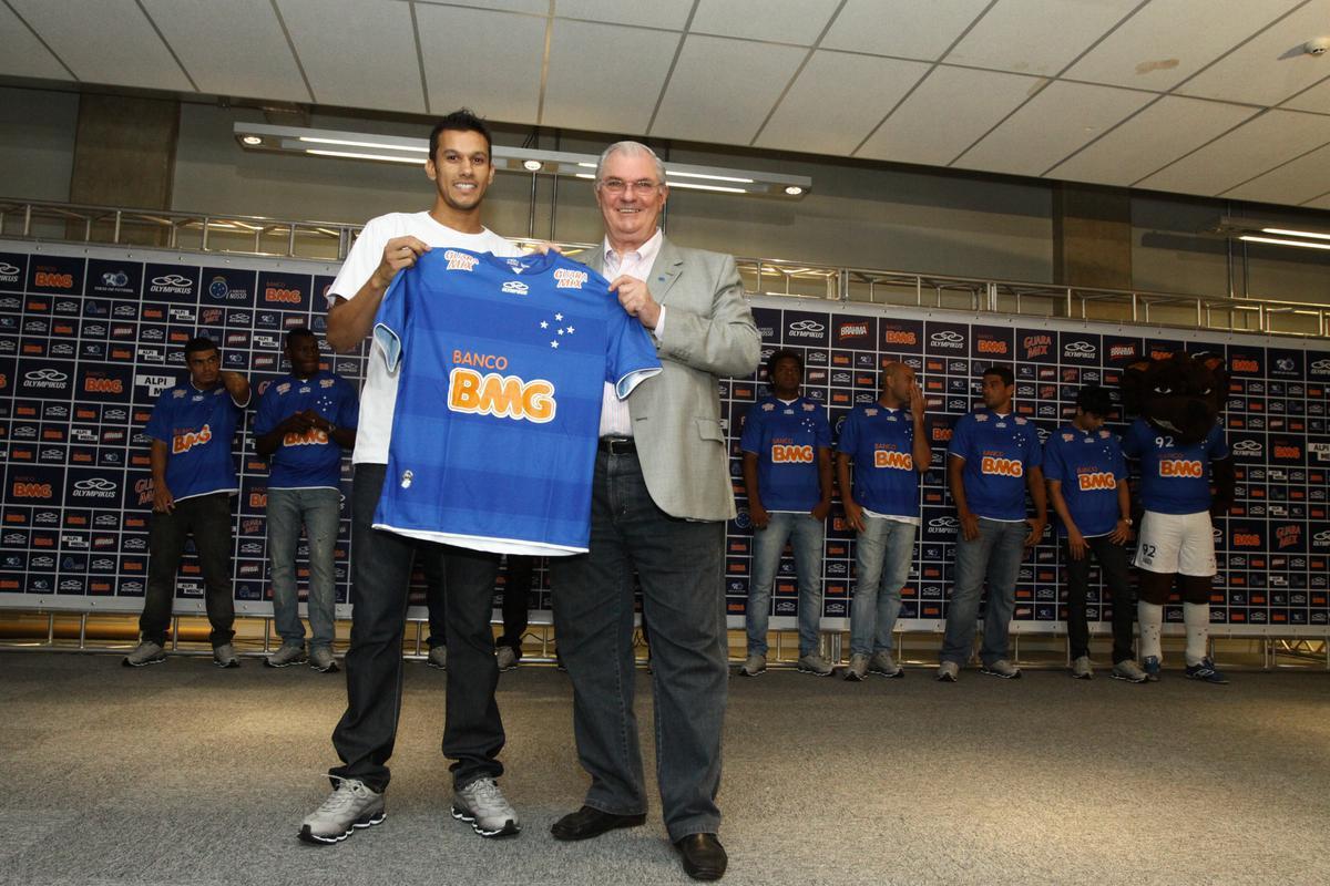 Henrique chegou ao Cruzeiro em janeiro de 2008, mas devido a uma leso sofrida na pr-temporada, estreou apenas em abril. Desde ento, tornou-se pea frequente no time, por ser jogador de confiana de todos os tcnicos. Na primeira passagem, at julho de 2011, disputou 180 jogos e marcou 12 gols. Aps um ano e meio no Santos, retornou  Raposa, em janeiro de 2013, e conquistou ttulos de expresso: dois Campeonatos Brasileiros, em 2013 e 2014, e duas Copas do Brasil, em 2017 e 2018. Atualmente, o veterano de 35 anos se recupera de cirurgia no menisco lateral do joelho direito. Ele  o oitavo atleta que mais vestiu a camisa celeste, com 524 partidas e 27 gols.
