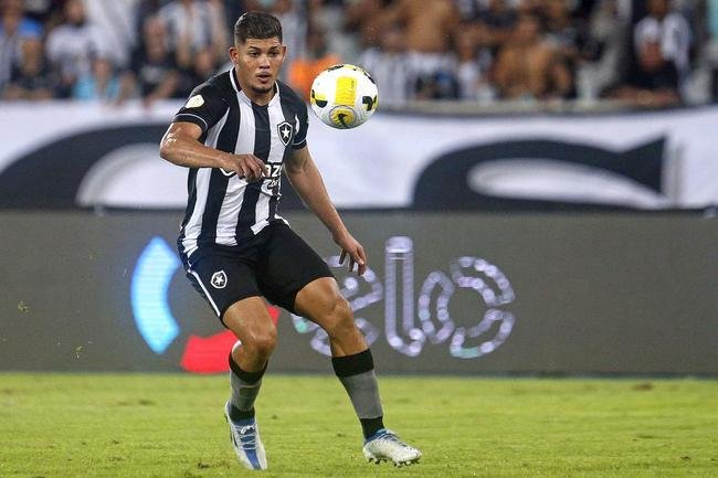 Fotos da partida entre Botafogo e Amrica, pelo duelo de volta das oitavas de final da Copa do Brasil. Jogo foi realizado nesta quinta-feira (14), no estdio Nilton Santos, na cidade do Rio de Janeiro.