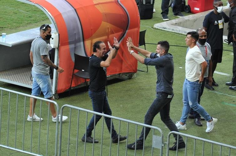 Aps a vitria do Atltico sobre o Fluminense, por 2 a 1, no Mineiro, os jogadores, o tcnico Cuca, a comisso tcnica, o gerente e ex-goleiro Victor e torcedores fizeram muita festa com a proximidade do ttulo brasileiro