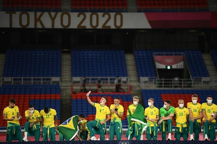 Jogadores da Seleo Brasileira recebem a medalha de ouro pela conquista olmpica no futebol