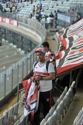 Imagens das torcidas de Cruzeiro e So Paulo no Mineiro