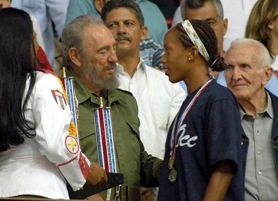 Fidel com a corredora Zulia Calatayud em maio de 2006 no encerramento da 3ª Olimpíada Cubana