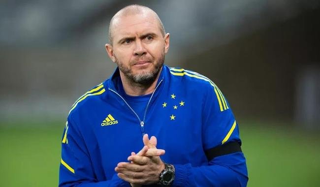 7 - Mozart Santos - 13 jogos (2 vitrias, 7 empates e 4 derrotas