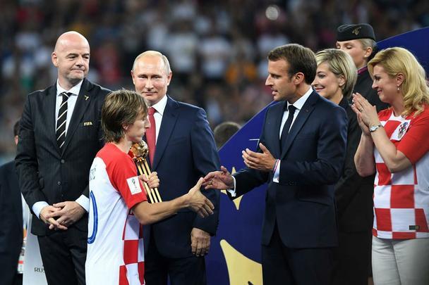Presidente francês Emmanuel Macron vibra muito com o título francês e depois ainda entrega medalhas e troféu aos campeões; já a presidente croata Kolinda Grabar-Kitarovic deu show de simpatia mesmo com o vice
