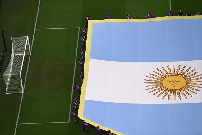 Entrada de Argentina e Frana no campo do Estdio Icnico de Lusail para a final da Copa do Mundo foi um espetculo  parte. Veja fotos do show de fogos, de luzes e da execuo dos hinos nacionais dos dois pases