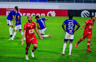 11- Eliminao na Copa do Brasil (agosto): o time de Enderson Moreira tinha uma misso herclea na terceira fase, j que havia perdido o duelo de ida para o CRB (2 a 0), em 11 de maro, no Mineiro, sob o comando de Adilson Batista. O Cruzeiro comeou at bem ao abrir o placar no fim do primeiro tempo, em chute cruzado do lateral-esquerdo Giovanni. Contudo, os alagoanos igualaram na etapa final e administraram o resultado. O maior campeo da competio, com seis ttulos, despediu-se da edio de 2020 sem ganhar uma partida sequer.