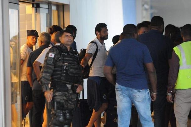 Jogadores do Cruzeiro desembarcaram nesta sexta-feira  tarde no Aeroporto de Confins, na Grande Belo Horizonte, depois da derrota por 2 a 0 para o Grmio, em Porto Alegre. O policiamento foi reforado e houve escolta do nibus at a Toca da Raposa II. No houve presena de torcidas organizadas. Motoristas de aplicativo, presentes no local, foram os nicos a presenciar a chegada. Os cruzeirenses xingaram, enquanto os atleticanos gritaram 'o o o, segunda diviso'.