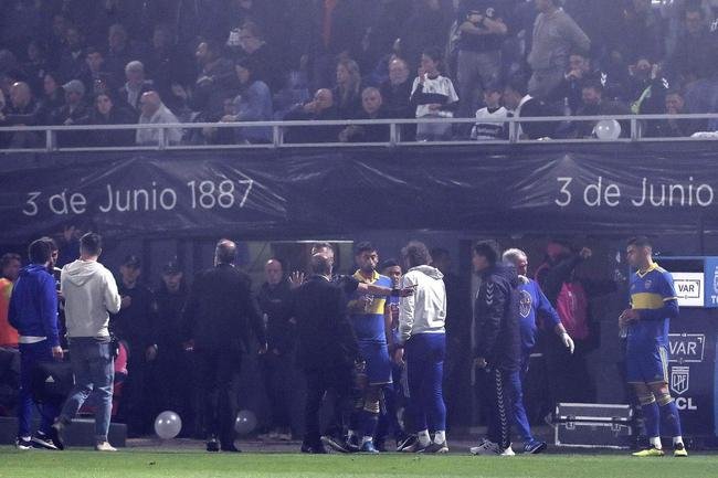 Polcia usou gs lacrimognio para tentar conter a confuso, fazendo com que jogadores fossem direto para o vestirio e muitos torcedores invadissem o gramado