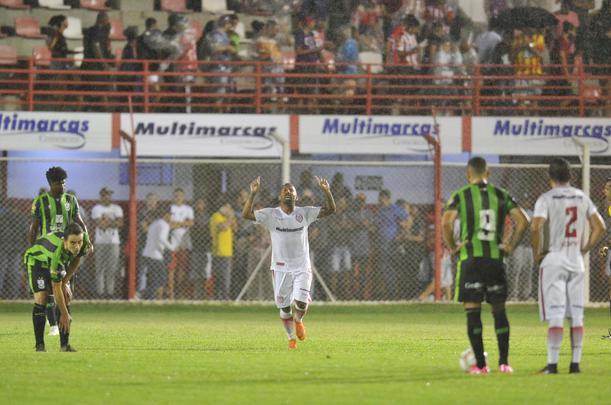 As melhores fotos do duelo entre Villa Nova e Amrica, em Nova Lima, pelo Mineiro