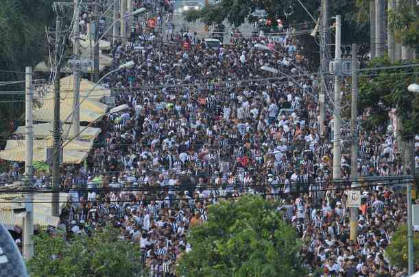 Torcedores do Atltico enfrentaram longas filas para entrar no Mineiro, por causa de problema no sistema do programa Galo na Veia