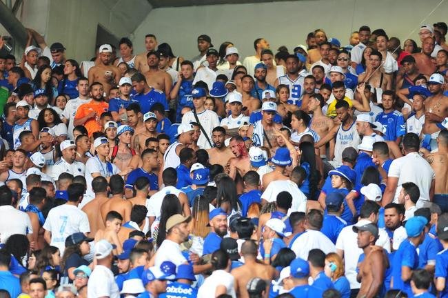 Fotos da torcida do Cruzeiro antes e durante a partida contra o Cricima, neste domingo (4), no Mineiro, pela 28 rodada da Srie B