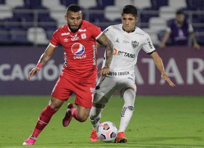 Jogo entre Amrica de Cli e Atltico, em Barranquilla, pela Copa Libertadores, teve diversas paralisaes devido aos efeitos do gs de pimenta nos atletas. Protestos do lado de fora do estdio, contra o governo, tiveram consequncias no gramado. 