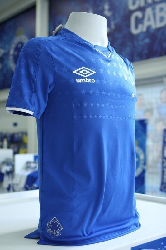 Imagens da camisa principal do Cruzeiro para a temporada de 2019