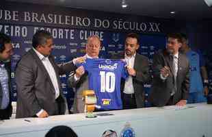 Presidente do Cruzeiro, Wagner Pires de S mostrou camisa com patrocnio da Universidade UninCor 5 Estrelas, nova parceira do clube para a sequncia desta temporada